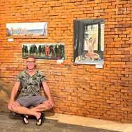 Uwe Kühlewind vor seinen Bildern bei einer Ausstellung 