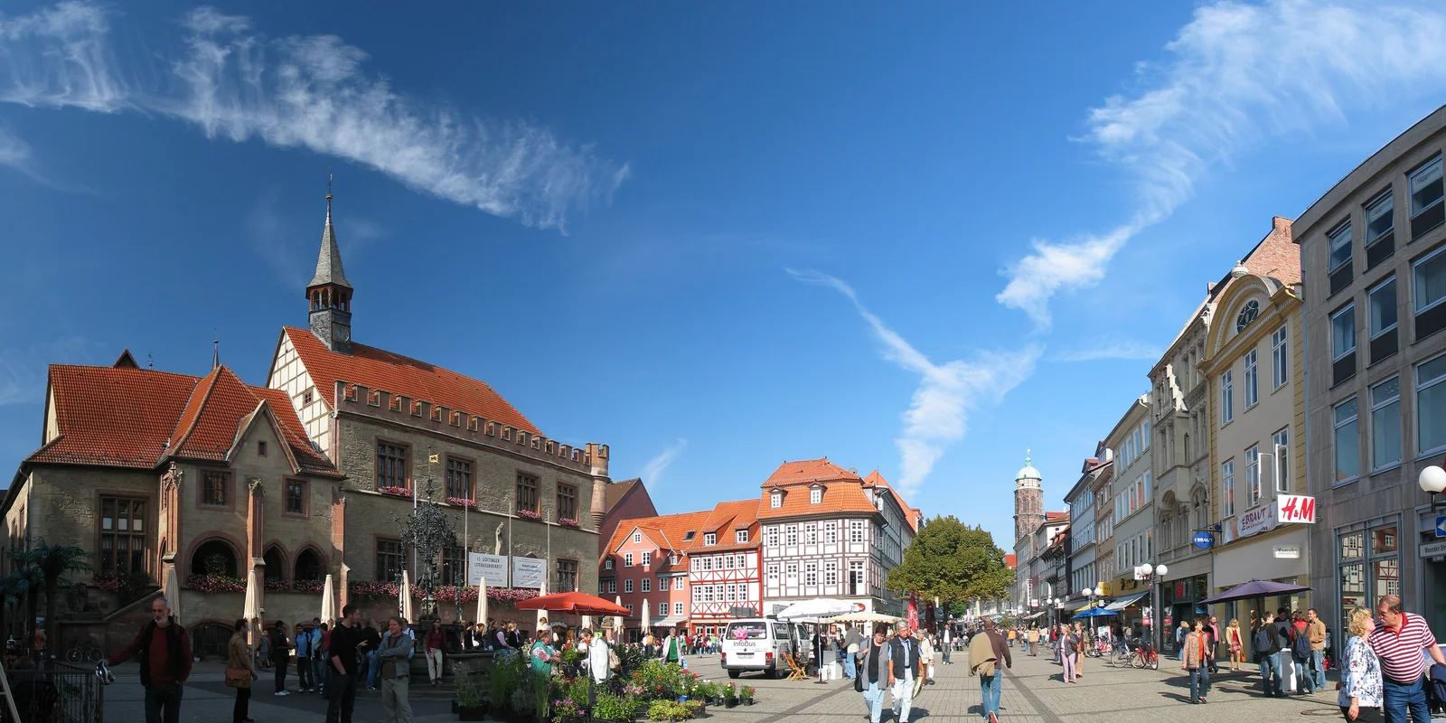 Göttinger Marktplatz mit altem Rathaus, Gänseliesel-Brunnen und Fußgängerzone.