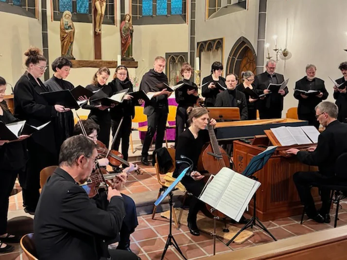 Das Göttinger Barockorchester mit Sänger:innen in der Göttinger Nikolaikirche